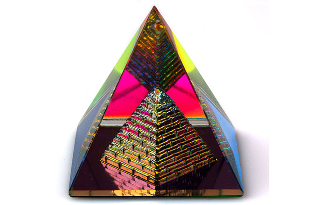 Kristalglas Piramide in Piramide